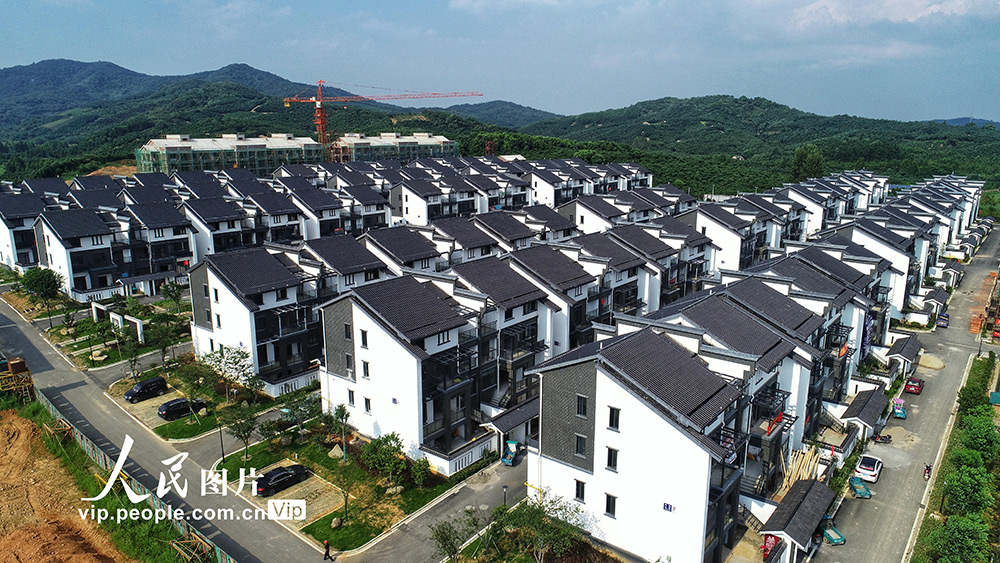 緩やかな斜面に整然と建ち並ぶ新築住宅　浙江省湖州