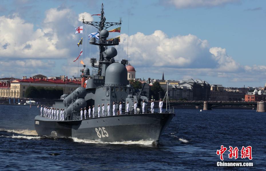 ロシア各地で海軍創設記念軍事パレード