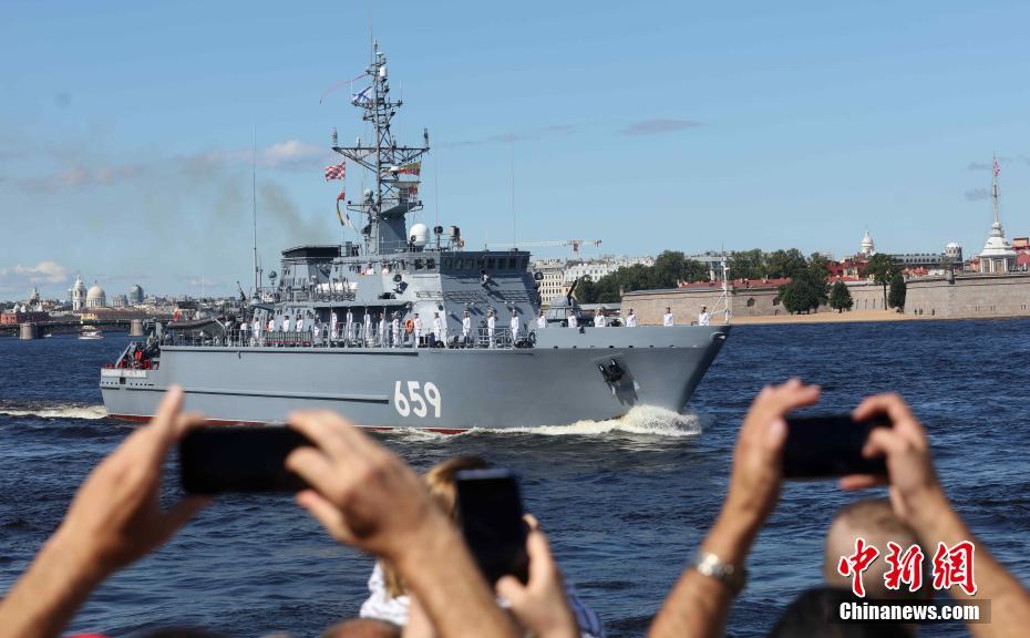 ロシア各地で海軍創設記念軍事パレード