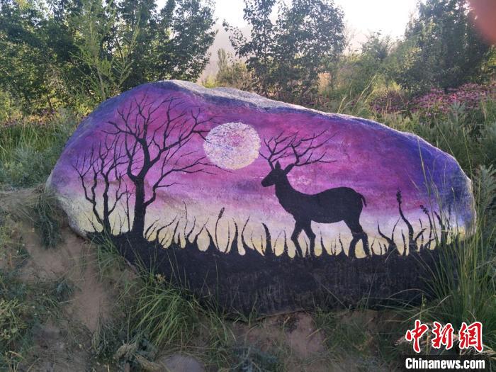 石に描かれた美しい絵が新たな景観生み出す　甘粛省ゴビ砂漠