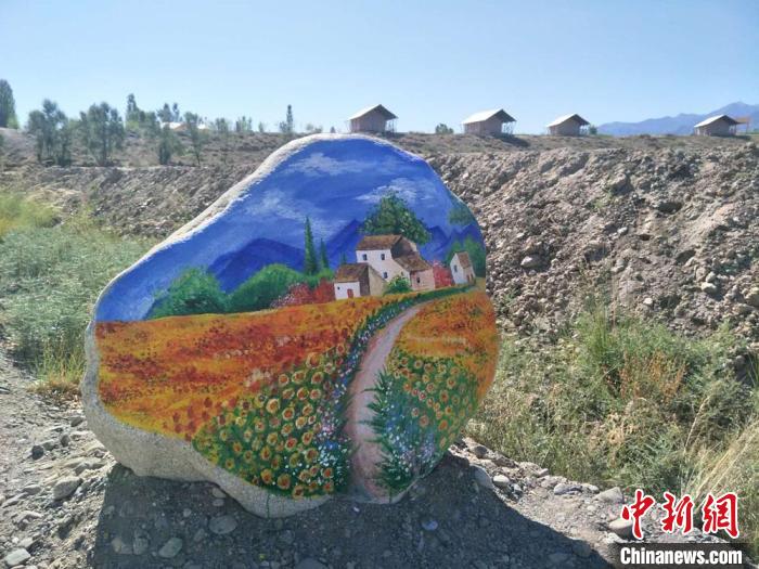 石に描かれた美しい絵が新たな景観生み出す　甘粛省ゴビ砂漠
