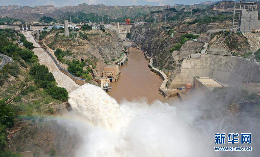 7月21日、放流する劉家峡ダム（ドローンによる撮影・陳斌）。