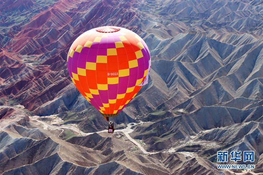 七彩丹霞で熱気球イベント開催　甘粛省張掖