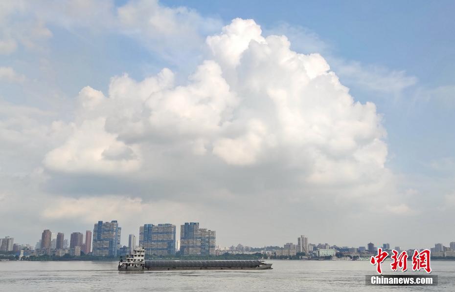 7月28日、武漢で、広大な長江と漢江の合流地点を航行する貨物船。