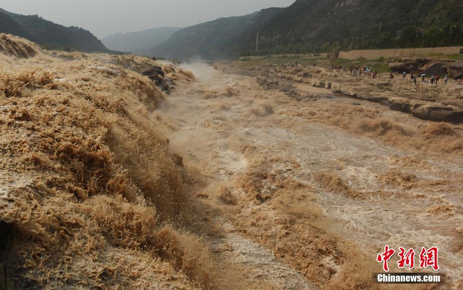 8月1日、山西省臨汾市で、怒涛の勢いで水がなだれ落ちる黄河壺口瀑布（写真著作権は人民視覚が所有のため転載禁止）。