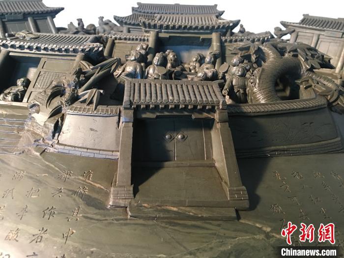 リアルな彫刻が施された重さ1トンの「紅楼夢硯」　甘粛省