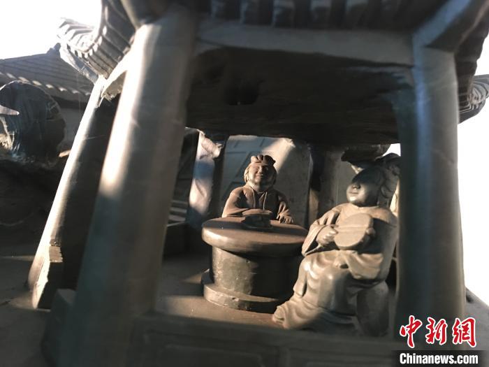 リアルな彫刻が施された重さ1トンの「紅楼夢硯」　甘粛省