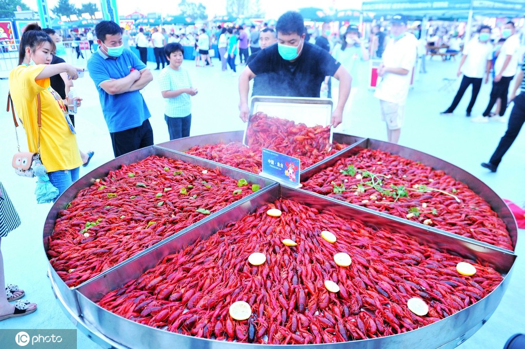 直径2メートルの特大の器に魚台産ザリガニたっぷり！　山東省青島国際ビール祭