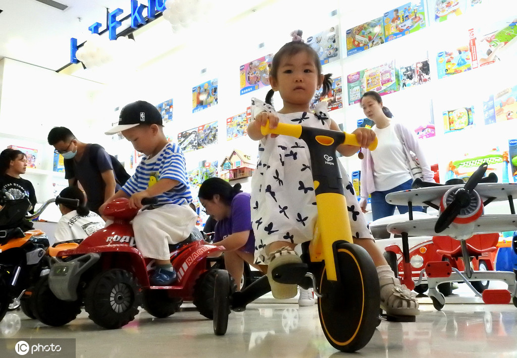 8月2日、シェア玩具体験館でさまざまな玩具を体験する子供（写真著作権は東方ICが所有のため転載禁止）。