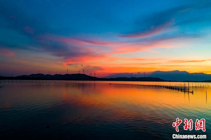 中国で最大の淡水湖に広がる美しい夕焼け空　江西省