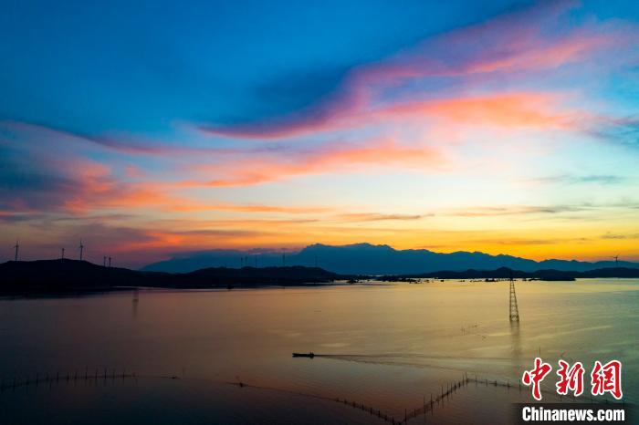 中国で最大の淡水湖に広がる美しい夕焼け空　江西省