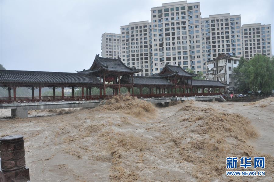 台風の影響を受け、水位が急上昇した金華市磐安県文渓（8月4日撮影・孔徳賓）。