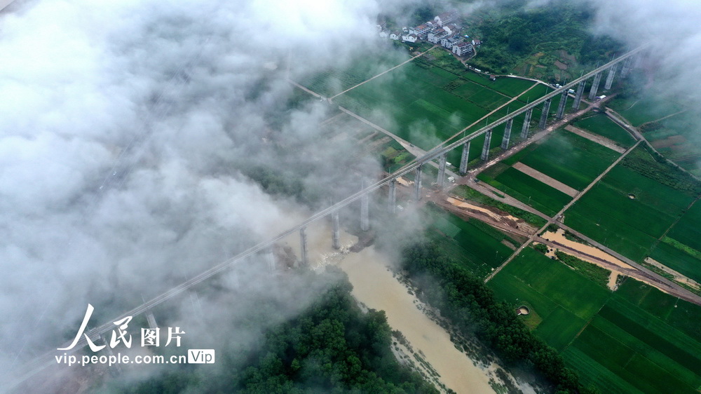 雲霧を貫き永安渓を飛び越えようとする「巨竜」のような鉄道高架橋　浙江省