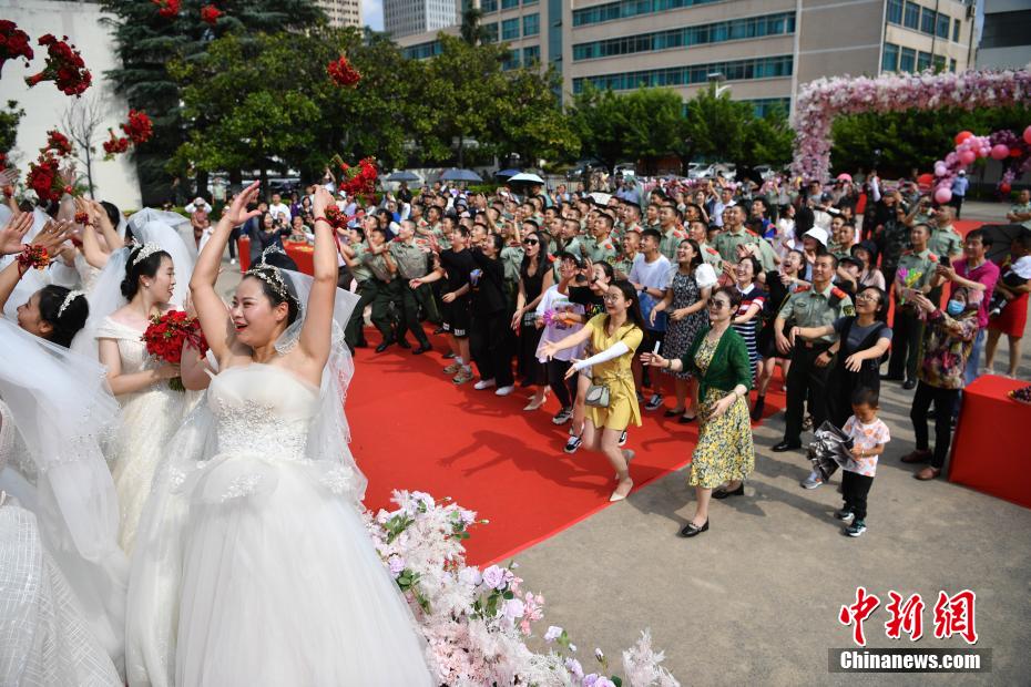 武装警察兵営で「集団結婚式」　雲南省