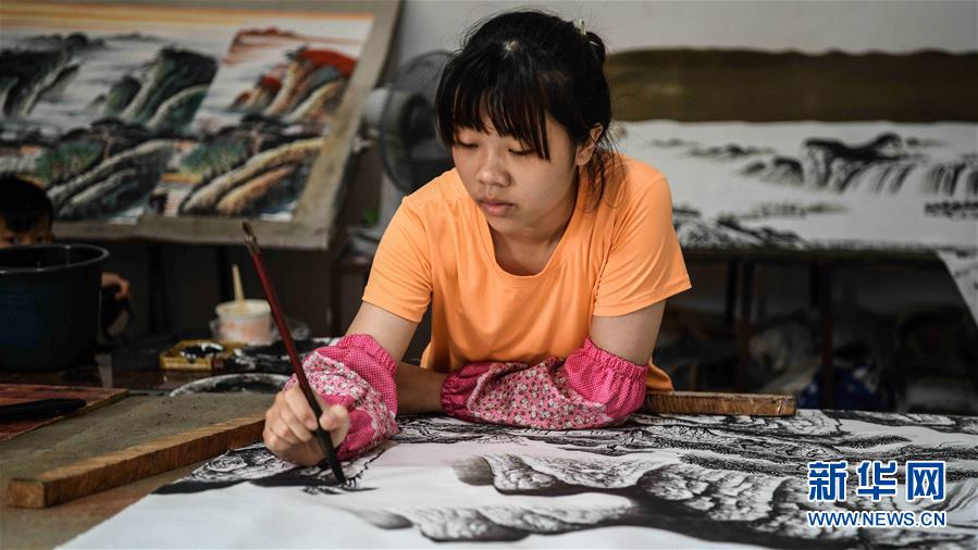 桂林市臨桂区五通鎮で6日、アトリエで創作に励む画家（撮影・張愛林）。