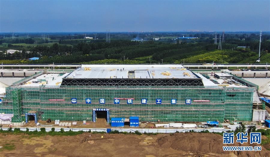 8月10日、建設が進む京雄都市間鉄道の覇州北駅（ドローンによる撮影・李暁果）。