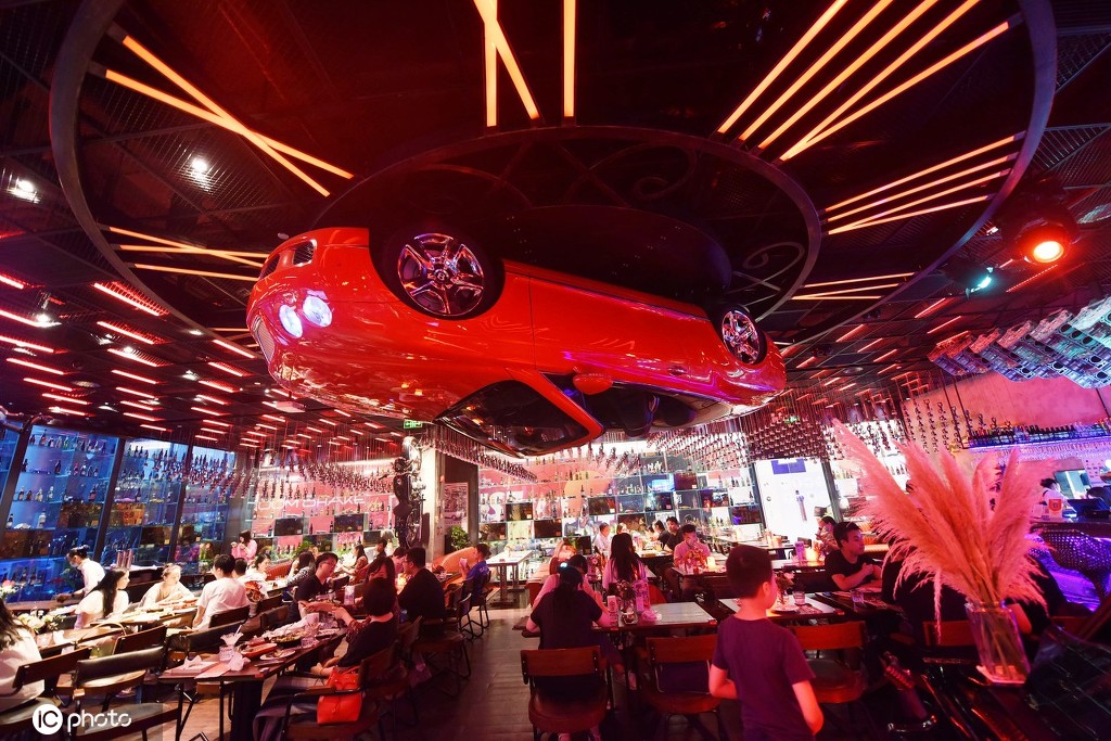 8月10日、杭州の自動車テーマレストランの天井に逆さまにレイアウトされた高級オープンカー（写真著作権は東方ICが所有のため転載禁止）。