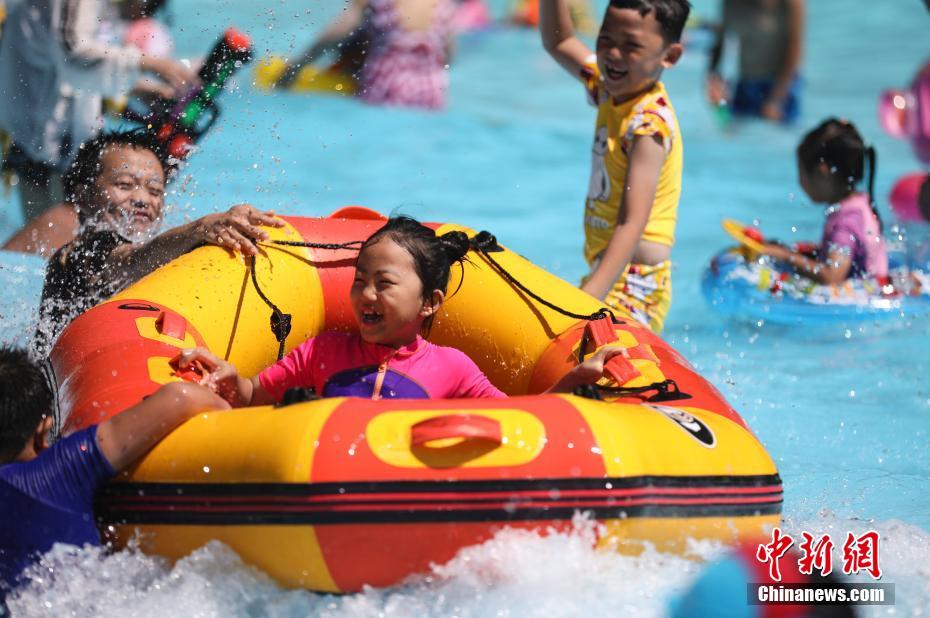 真夏をとことん楽しもう！水遊びで涼をとる市民　北京