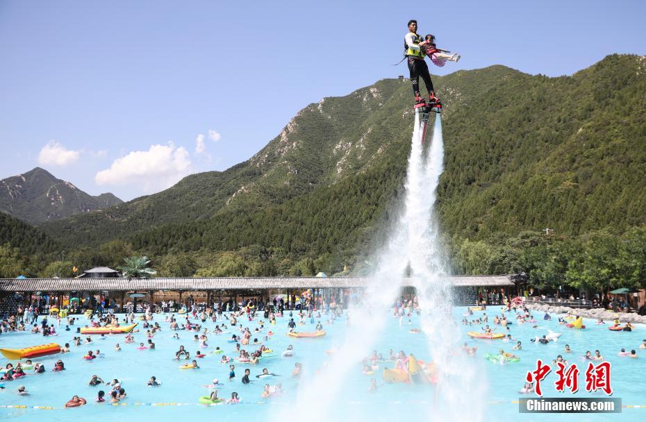 真夏をとことん楽しもう！水遊びで涼をとる市民　北京