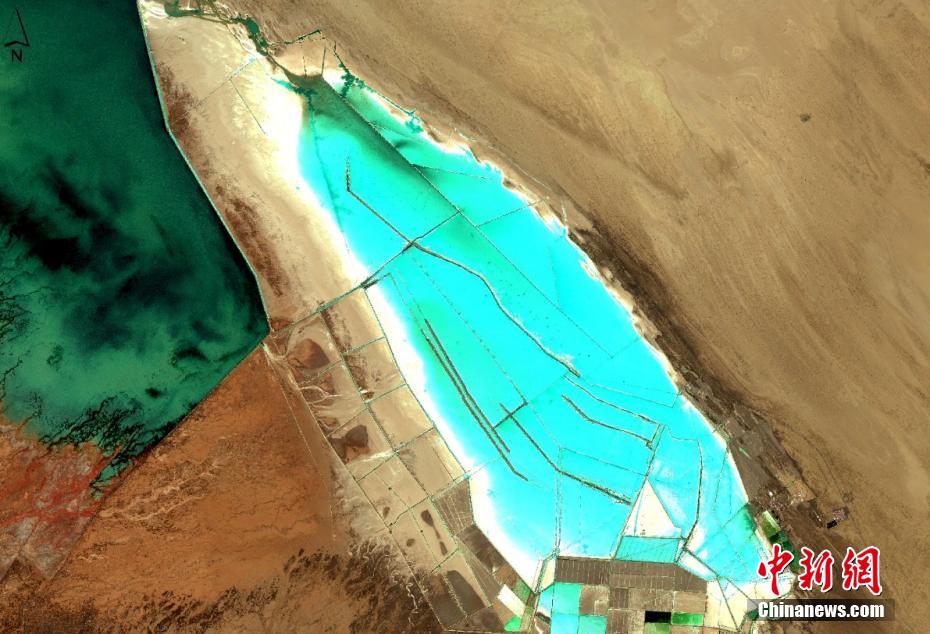 衛星から碧玉のように見える青海省の塩湖