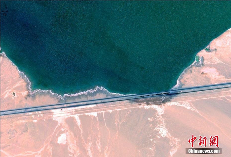 衛星から碧玉のように見える青海省の塩湖