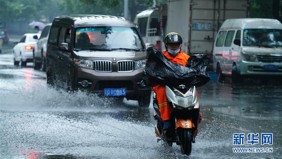 北京に豪雨来襲　出水期に入って以来最大規模の豪雨