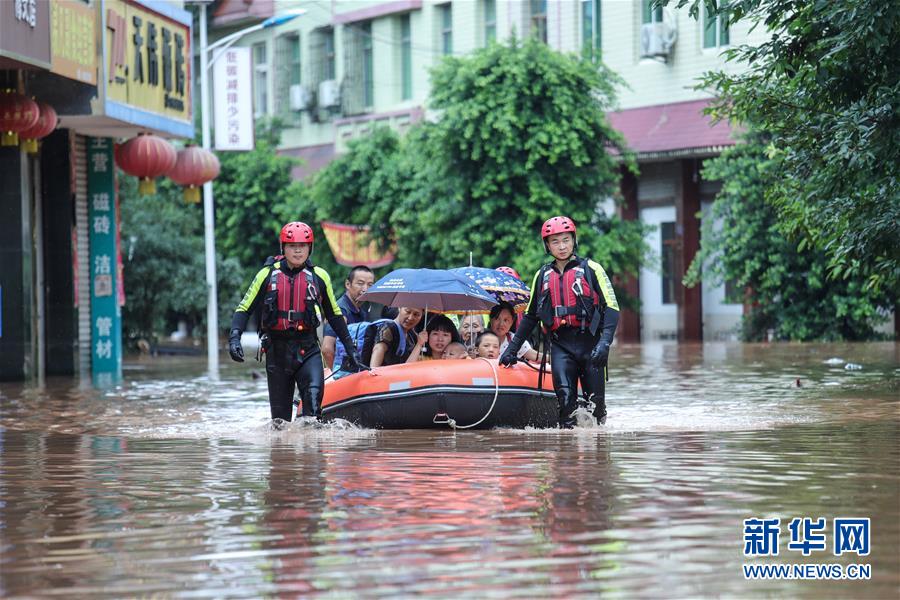 四川で豪雨続く　住民10万人以上が被災