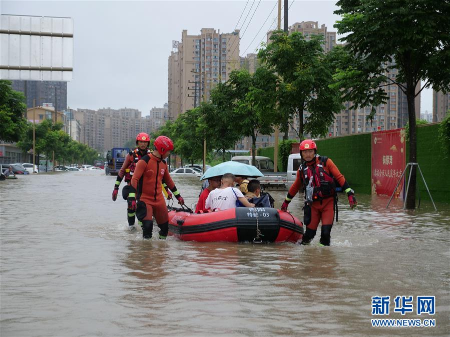 四川で豪雨続く　住民10万人以上が被災