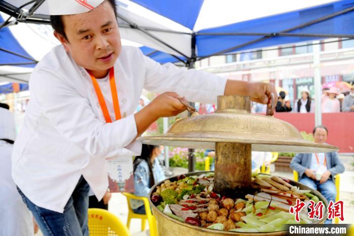 アツアツの鍋料理で残暑を吹き飛ばせ！　青海省西寧市