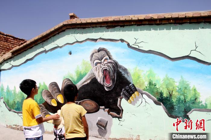 グラフィティアートで小さな山村が「童話の世界」に変身　青海省