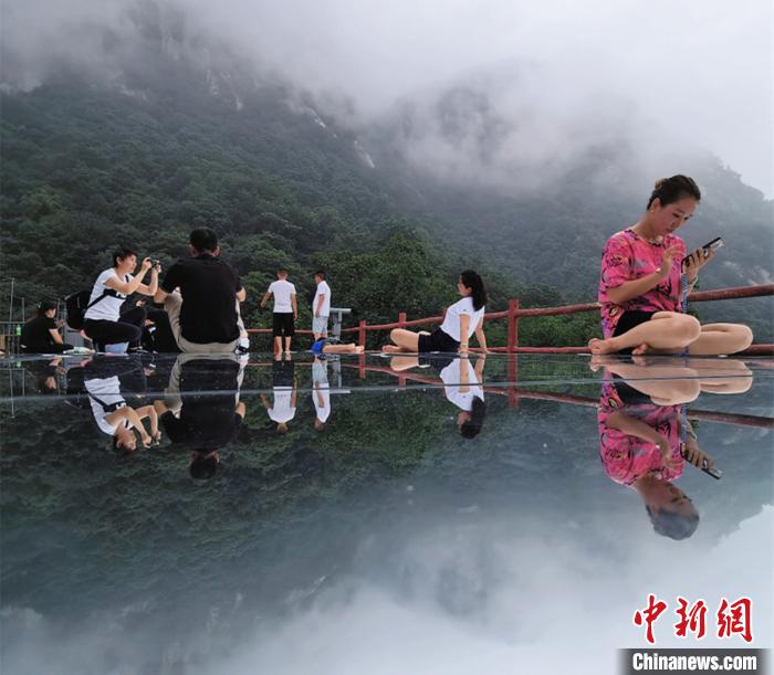 標高1千メートルの山頂に登場した「天空の鏡」　河南省