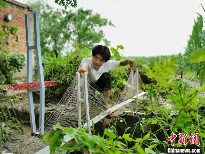 自宅の畑に「小型の高速鉄道」を建設した大学生　河南