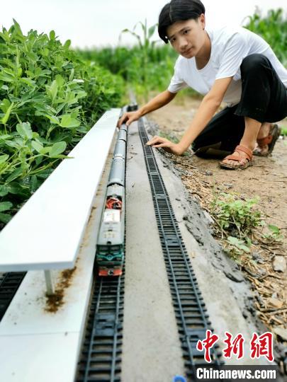自宅の畑に「小型の高速鉄道」を建設した大学生　河南