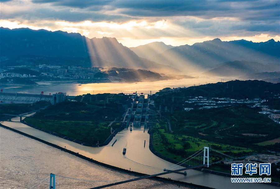 夕陽に照らされ、輝くような「天使のはしご」が出現した美しい三峡の光景（8月16日に湖北省宜昌市で撮影・鄭家裕）。