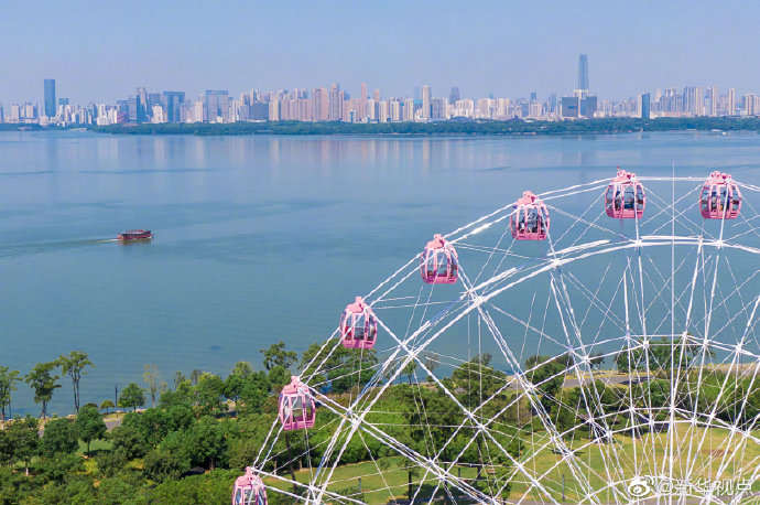 誰と乗りたい？一周13分14秒の「桜色の観覧車」　湖北省武漢
