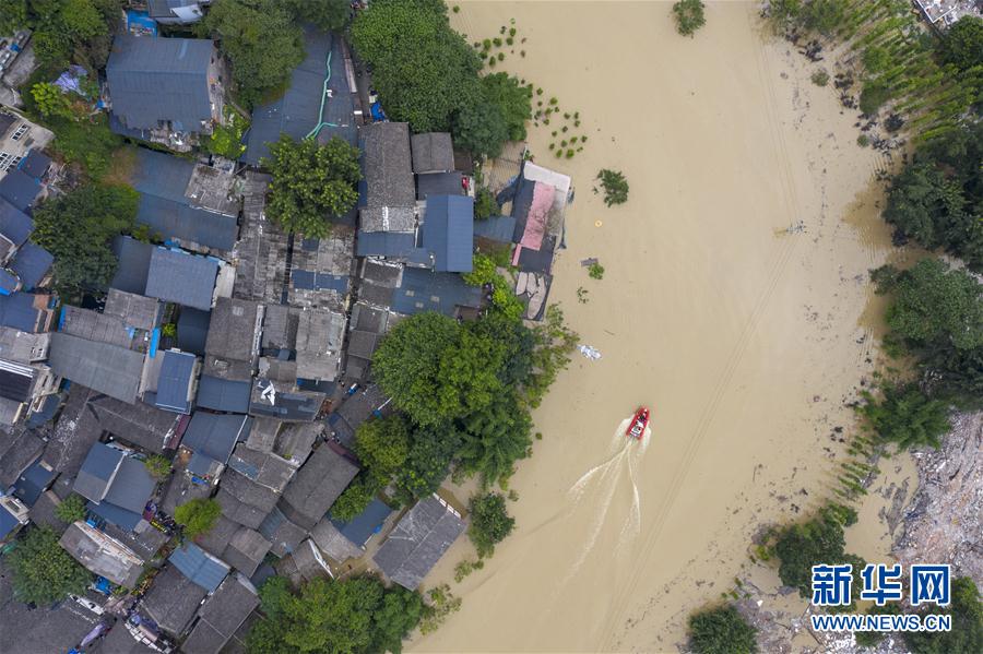 8月18日、重慶市沙坪壩区磁器口街道（エリア）にある磁器口古鎮で、冠水した地域をパトロールする救援ボート（ドローンで撮影・劉潺）。