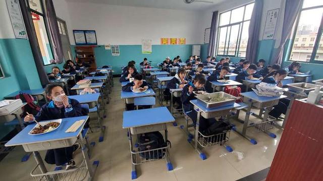 学校で給食に新ルール「食べ物を残すと問題を解く」　湖南省懐化市