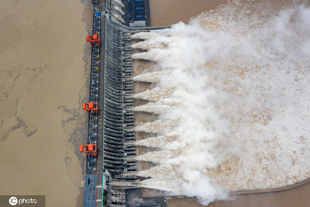 11門のゲートから放流する三峡ダム（写真著作権は東方ICが所有のため転載禁止）。