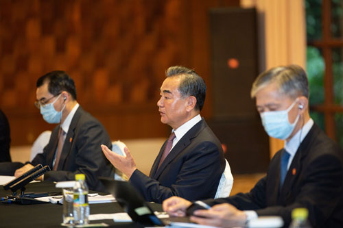 中国とインドネシアが外相会談　「オフライン外交」を再開
