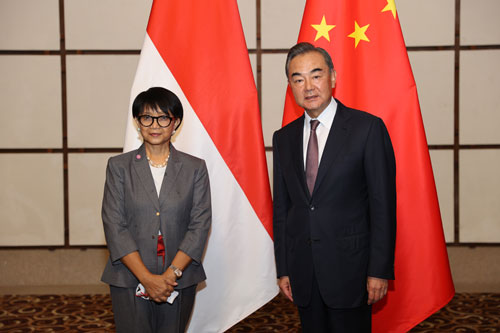 中国とインドネシアが外相会談　「オフライン外交」を再開