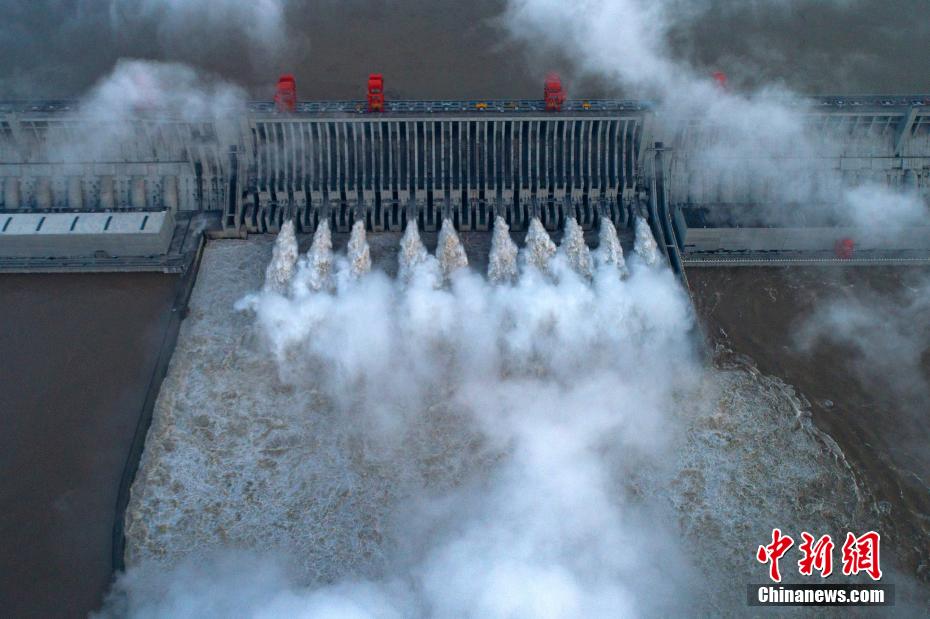 「長江第5号洪水」の増水ピーク、三峡ダムを通過