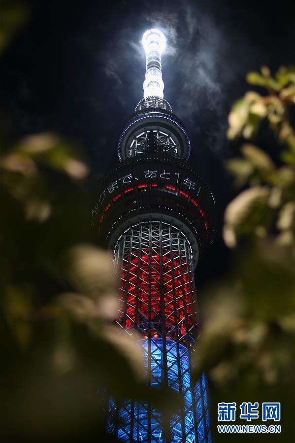 8月24日、ライトアップされた東京のランドマークの一つ、スカイツリー（撮影・杜潇逸）。