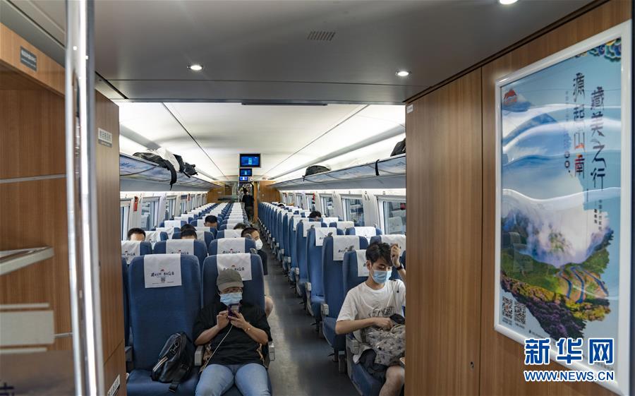 初のチベット観光をテーマとした高速鉄道列車が上海から出発
