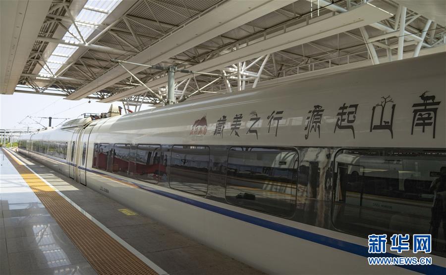 初のチベット観光をテーマとした高速鉄道列車が上海から出発