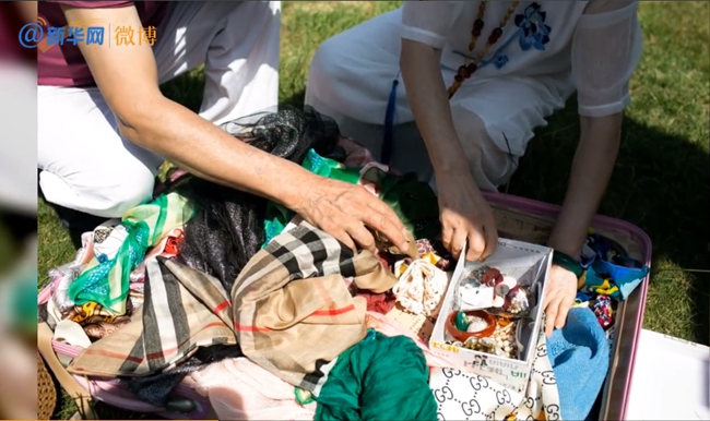 トランクいっぱいのスカーフ持参で愛妻の写真を撮るおじいちゃん　江西省
