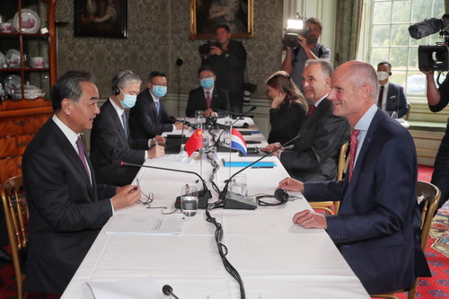 王毅部長「中国とオランダは自由貿易と公正競争の模範たるべき」