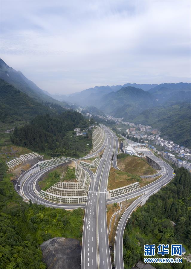 烏蒙山の山間部にまた高速道路が開通　雲南省昭通市