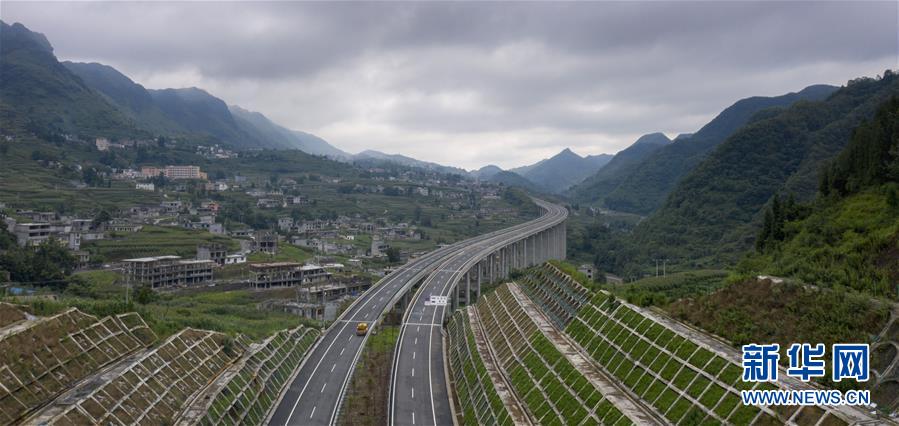 烏蒙山の山間部にまた高速道路が開通　雲南省昭通市