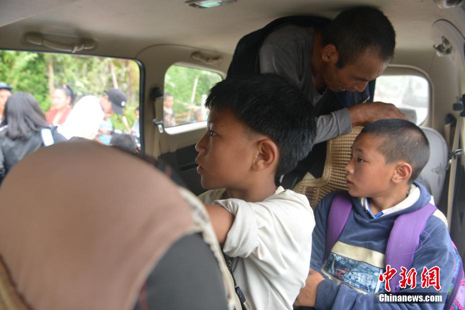 車での通学が実現した阿布洛哈村の子供たち（撮影・張浪）。