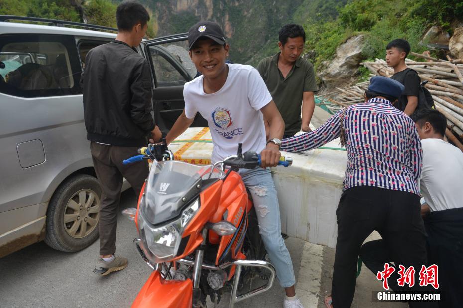 中国で「道路がなかった」最後の村から子供たちが自動車で通学